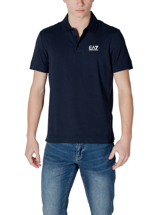 Mann trägt blaues EA7 Polohemd
