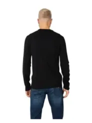 Mann trägt schwarzes Langarmshirt