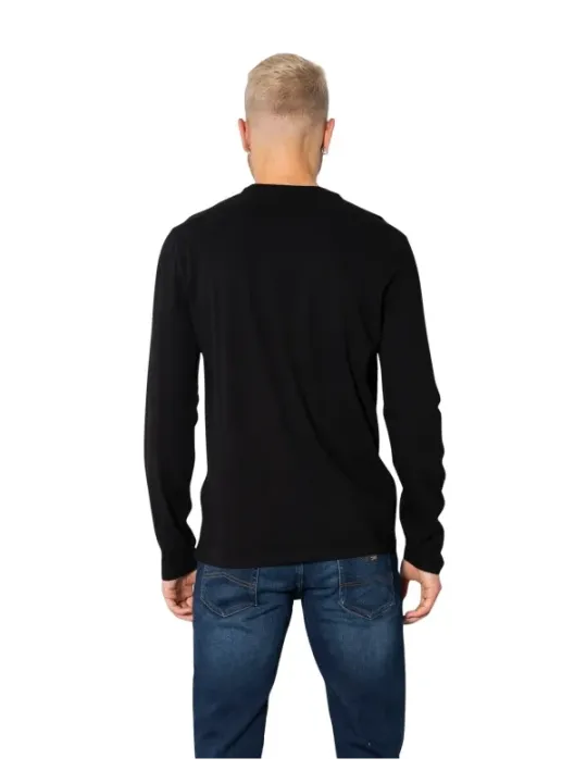 Mann trägt schwarzes Langarmshirt