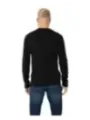 Mann trägt schwarzes Langarmshirt