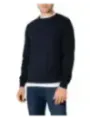 Dunkler Kapuzenpullover mit weißen Details