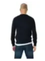 Schwarzer Pullover, blaue Jeans getragen