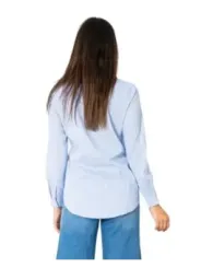 Weiße Bluse mit Jeans getragen