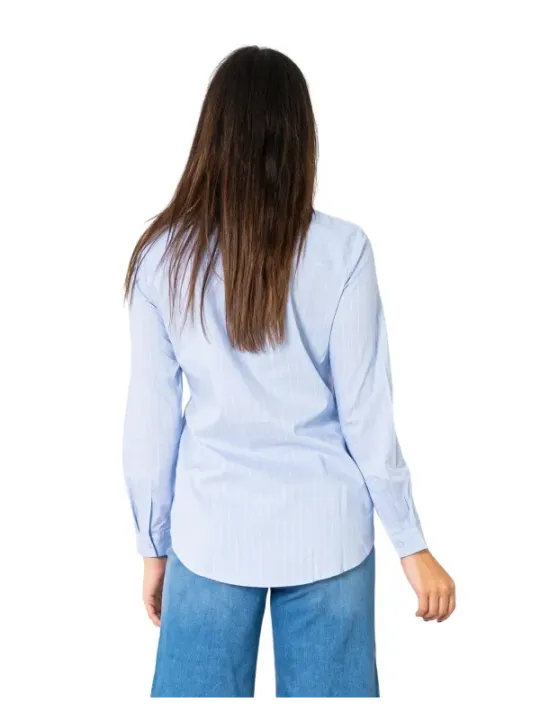 Weiße Bluse mit Jeans getragen
