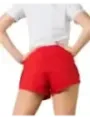 Rote Adidas Sportshorts, Frau trägt