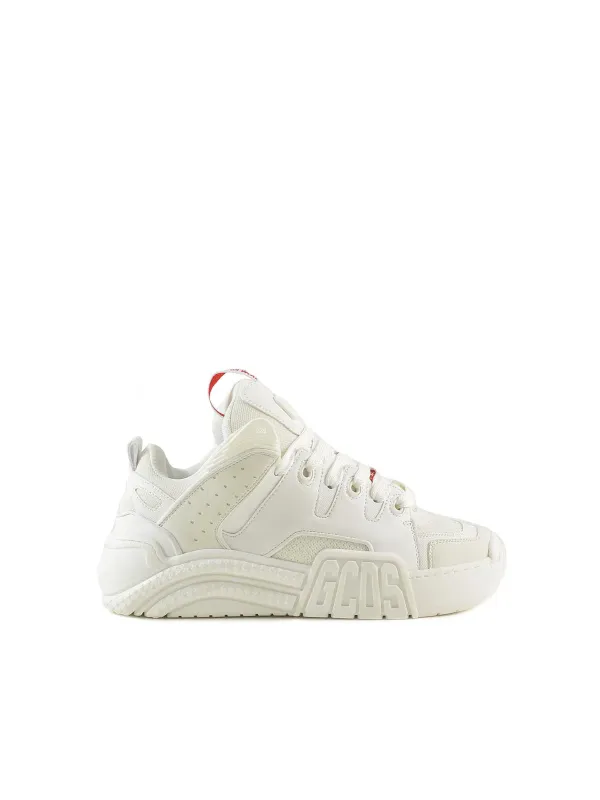 Weiße Gcds Sneaker mit roten Akzenten