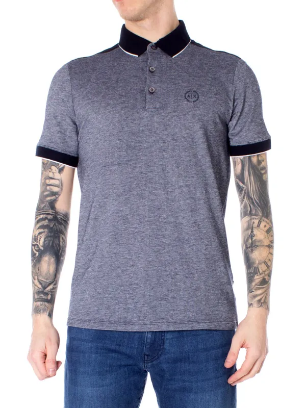 Mann trägt Armani Exchange Poloshirt Mann trägt Armani Exchange Poloshirt