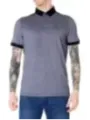 Mann trägt Armani Exchange Poloshirt
