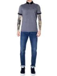 Mann trägt Armani Exchange Poloshirt