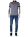 Mann trägt Armani Exchange Poloshirt