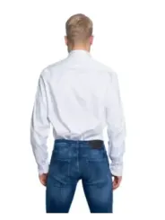 Mann trägt Jeans und Hemd