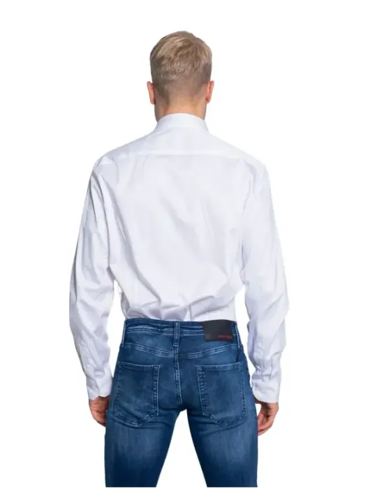 Mann trägt Jeans und Hemd