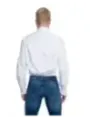 Mann trägt Jeans und Hemd