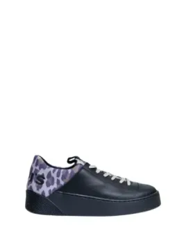 Schwarzer Sneaker mit Camouflage-Akzent