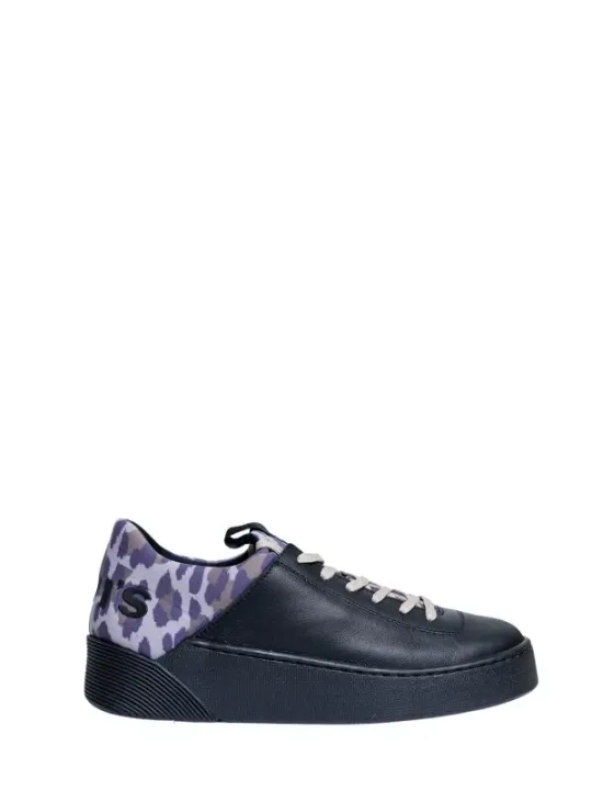 Schwarzer Sneaker mit Camouflage-Akzent