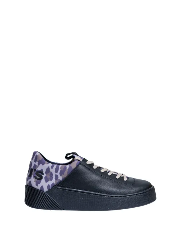 Schwarzer Sneaker mit Camouflage-Akzent Schwarzer Sneaker mit Camouflage-Akzent