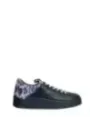 Schwarzer Sneaker mit Camouflage-Akzent