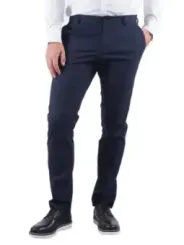 Mann in blauen Hosen steht