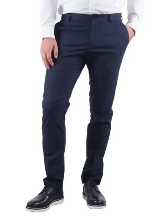 Mann in blauen Hosen steht