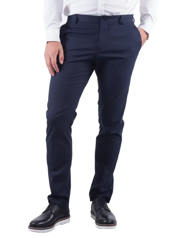 Mann in blauen Hosen steht Mann in blauen Hosen steht