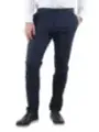Mann in blauen Hosen steht