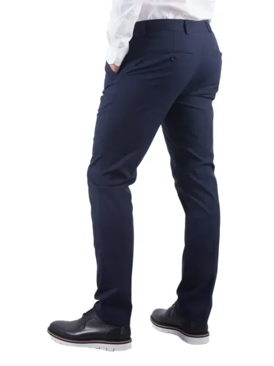 Mann trägt blaue Stoffhose.