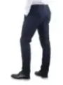 Mann trägt blaue Stoffhose.
