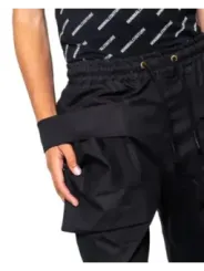 Schwarze Cargo-Hose minimalistischer Stil