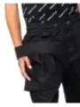 Schwarze Cargo-Hose minimalistischer Stil