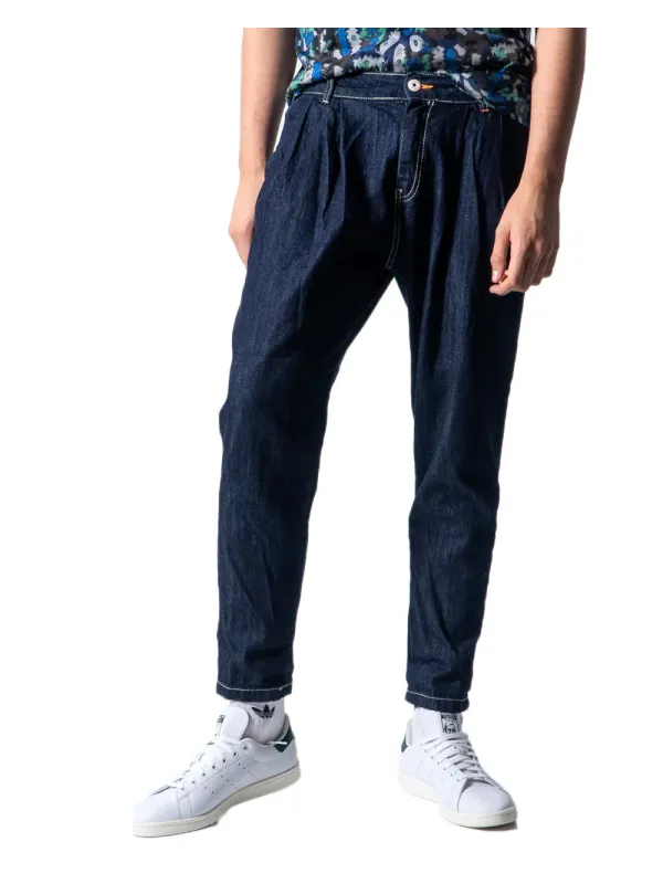 Dunkle Jeans und weiße Sneaker