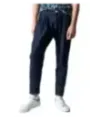 Dunkle Jeans und weiße Sneaker