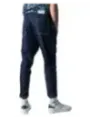 Dunkle Skinny Jeans mit weißen Nähten