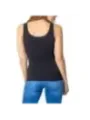 Dunkelgraues Tanktop, weibliches Model trägt