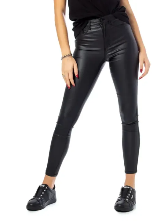 Schwarze Lederhose, hoher Bund