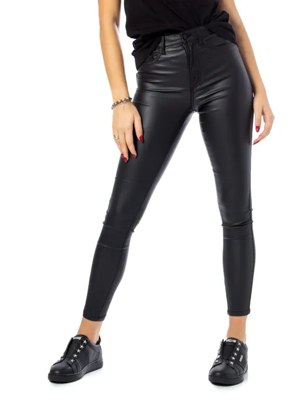 Schwarze Lederhose, hoher Bund
