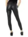 Schwarze Lederhose, schmal geschnitten