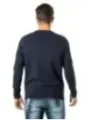 Mann trägt Jack & Jones Pullover