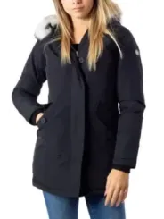 Schwarze Winterjacke mit Kunstpelz.