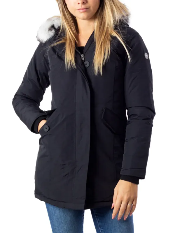 Schwarze Winterjacke mit Kunstpelz.