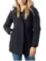 Schwarze Winterjacke mit Kunstpelz.