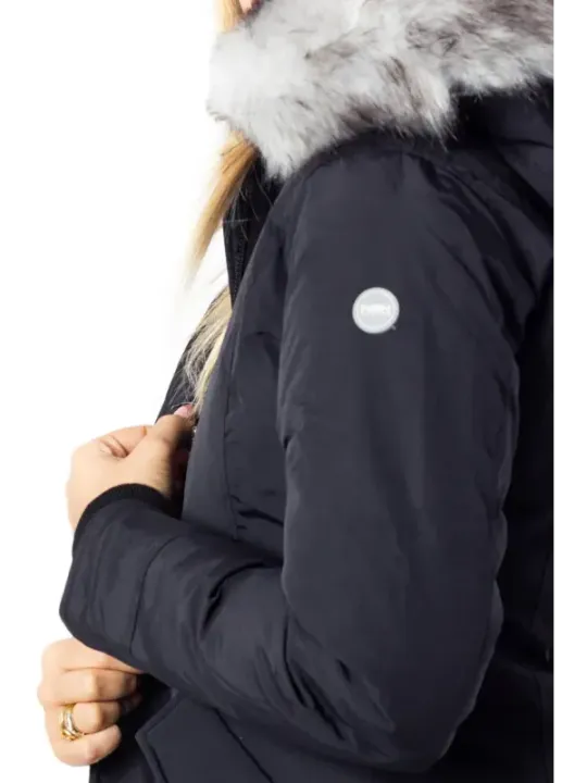 Schwarze Daunenjacke mit weißem Fell
