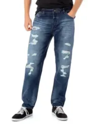 Mann mit zerrissenen Jeans und Sneakern