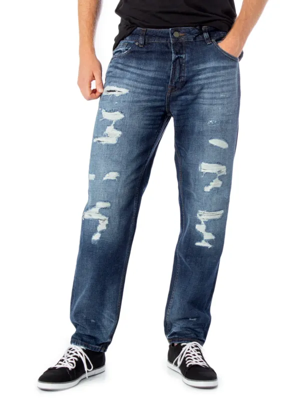 Mann mit zerrissenen Jeans und Sneakern Mann mit zerrissenen Jeans und Sneakern