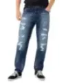 Mann mit zerrissenen Jeans und Sneakern