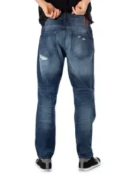 Person trägt blaue Jeans.