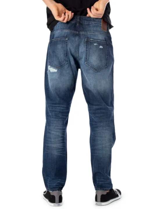 Person trägt blaue Jeans.