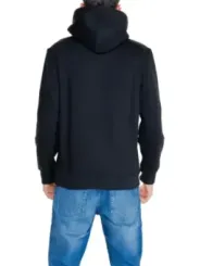 Mann trägt Calvin Klein Jeans