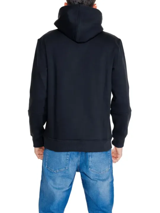 Mann trägt Calvin Klein Jeans