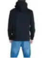 Mann trägt Calvin Klein Jeans