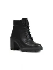 Schwarze Lederstiefel mit grober Sohle